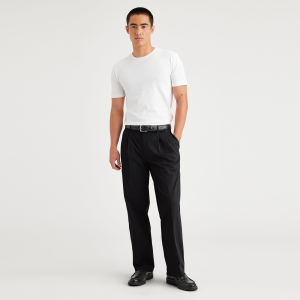 Essential Chinos. Pleated. Classic Fit