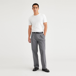 Essential Chinos. Pleated. Classic Fit