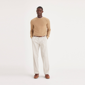Easy Khakis. Pleated. Classic Fit