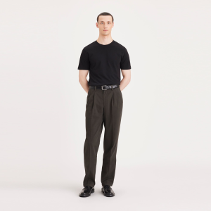 Easy Khakis. Pleated. Classic Fit