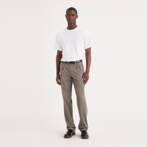 Easy Khakis. Pleated. Classic Fit