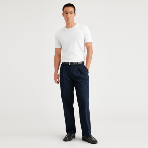 Essential Chinos. Pleated. Classic Fit