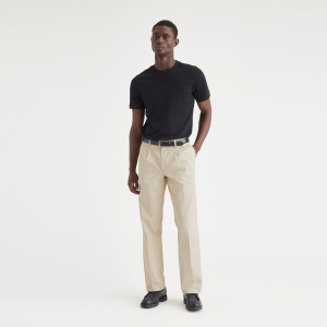 Essential Chinos. Pleated. Classic Fit