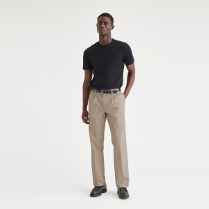 Essential Chinos. Pleated. Classic Fit